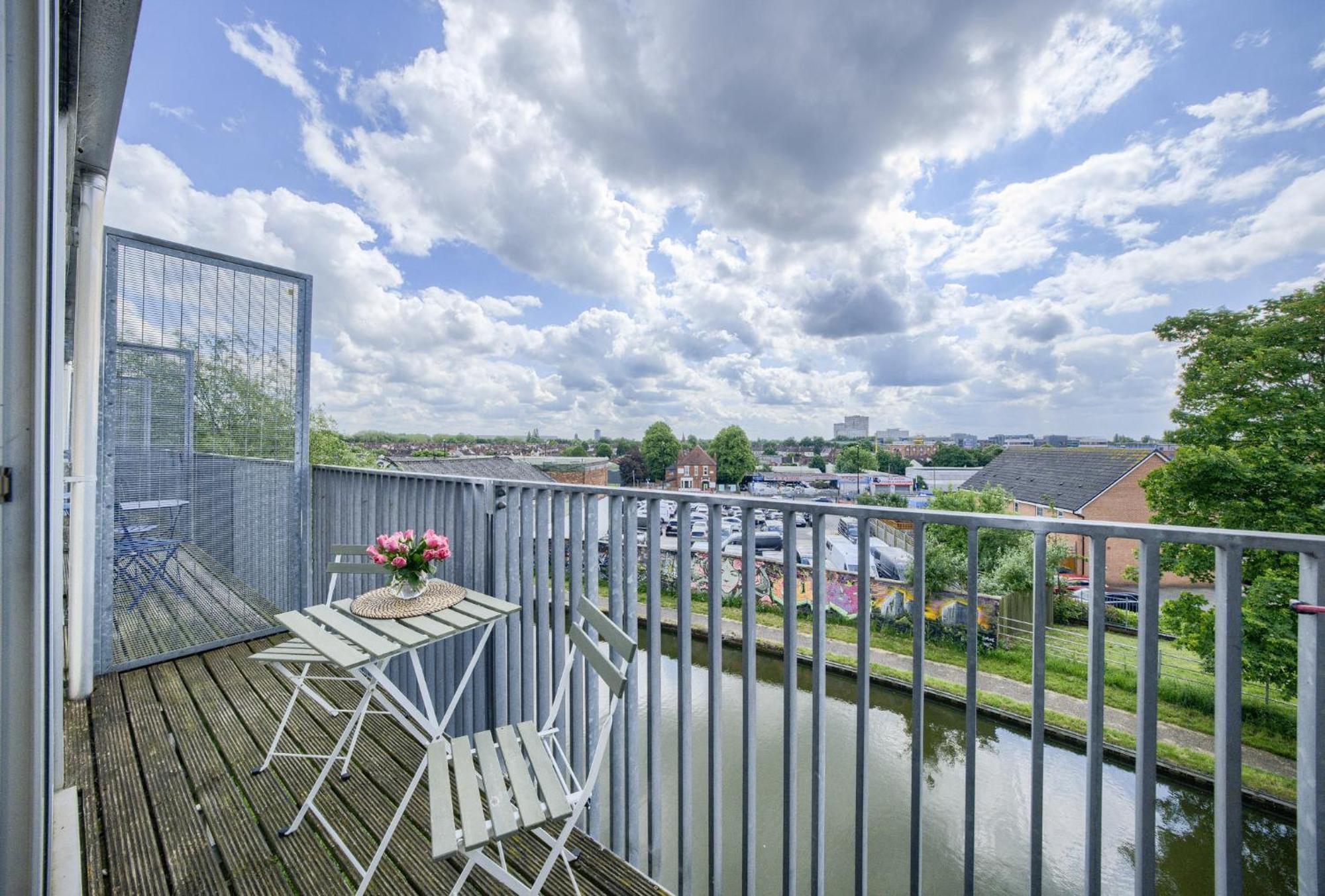 Coventry Large 4-Bed Townhouse By Empower Homes 외부 사진