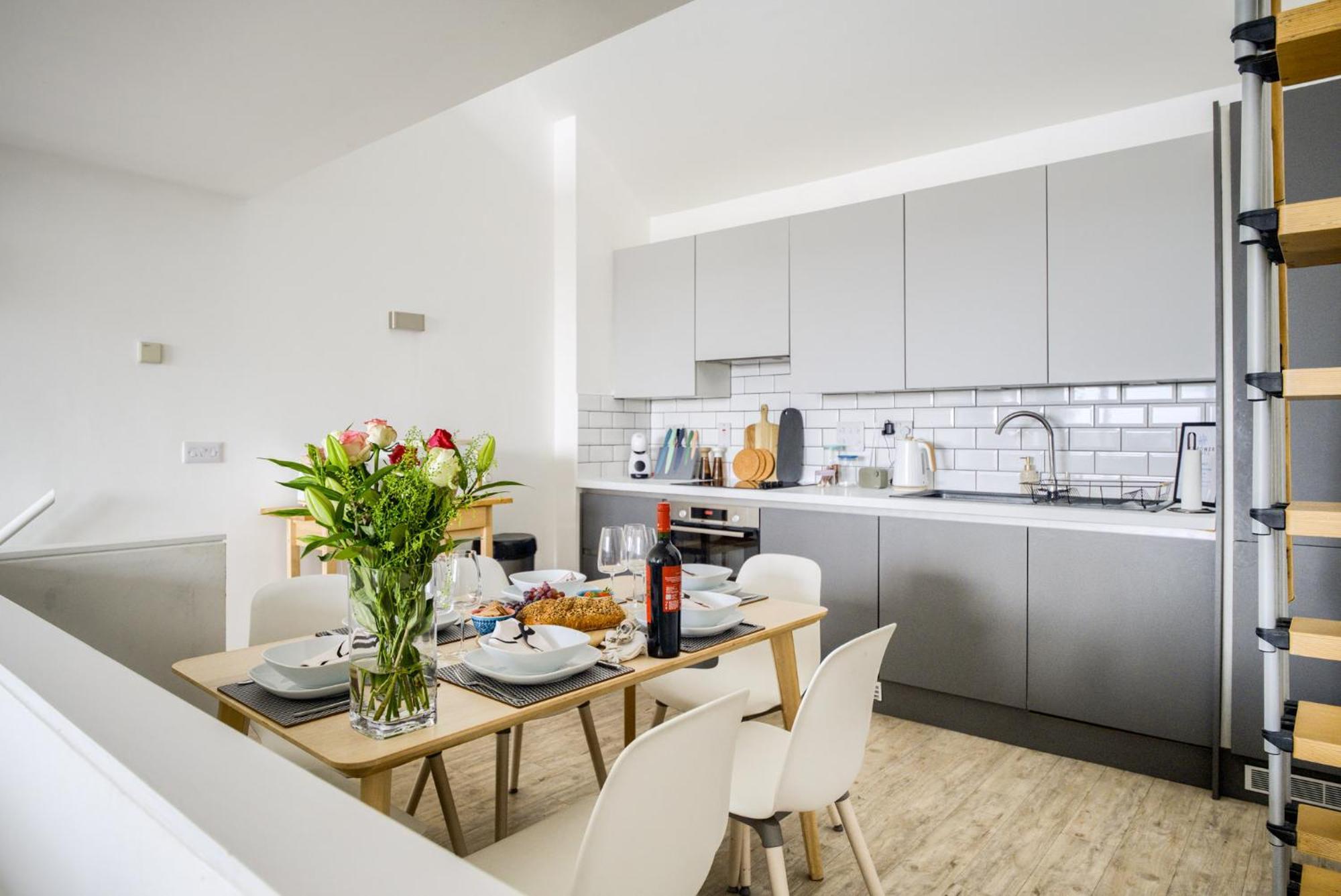 Coventry Large 4-Bed Townhouse By Empower Homes 외부 사진